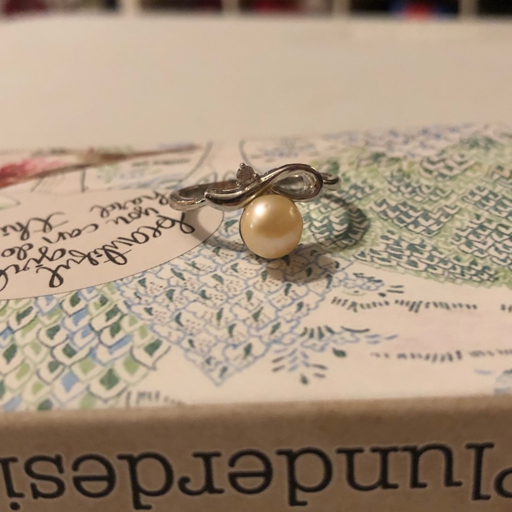 Vantel Pearl Ribbon of Hope ring, cream pearl